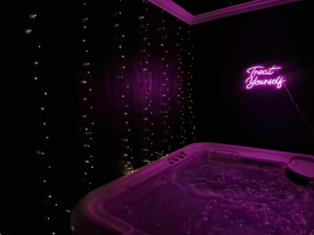 The Penny Black Apartment With Indoor Hot Tub Slamannan Exterior photo